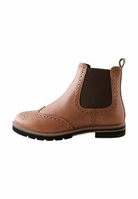 Chelsea-laars van tankleurig leer met bruine elastische zijkanten, decoratieve perforaties en een zwarte rubberen zool. Voorzien van een trekkoord aan de hiel.