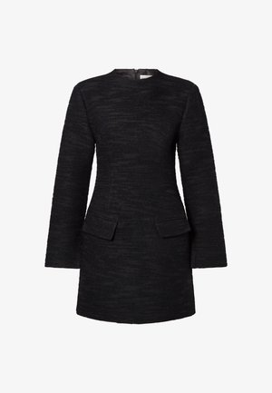 Crna haljina s teksturiranim tkanjem, dugim rukavima, okruglim izrezom i dva prednja džepa. Ravni siluet s zatvaranjem na cipzu na leđima.