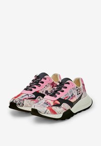 Sneaker sportive con un design rosa e nero, motivi in mixed media, lacci neri e una suola testurizzata con una prominente intersuola bianca.