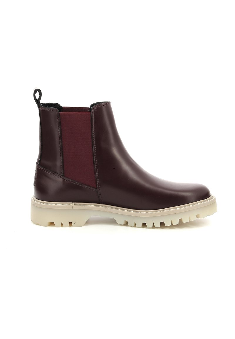 Bottine Chelsea en cuir bordeaux avec panneaux élastiques sur les côtés, semelle épaisse blanche et petite languette à l'arrière. Fini lisse et design durable.