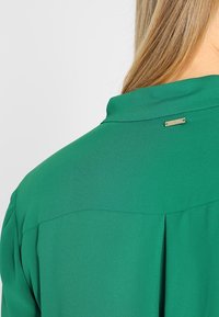 MARCIANO BY GUESS Bluse - green
