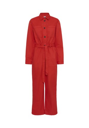 Raudonas ilgomis rankovėmis kombinezonas su sagomis priekyje, apykakle, dviem krūtinės kišenėmis, juosmens diržu ir platėjančiomis kelnėmis ant balto fono.