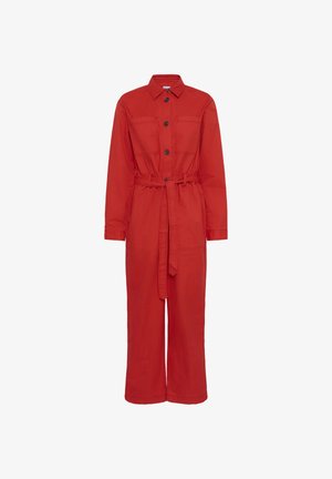 Combinaison rouge à manches longues avec boutons sur le devant, col, deux poches poitrine, ceinture à la taille et pantalons à jambes larges sur fond blanc.