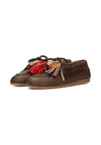 Zapatos mocasines de cuero marrón con detalles de flecos en rojo, crema y marrón claro, que cuentan con un diseño de cordones y suela de goma.