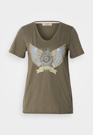 Oliwkowa koszulka T-shirt z dekoltem w serek, z centralnym zdobionym wzorem w postaci srebrnych i niebieskich skrzydeł wokół okrągłego motywu.