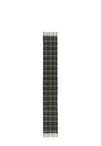 Sciarpa a quadri nei colori verde scuro, grigio e crema. Texture morbida, forma rettangolare, con bordi frangiati e una piccola etichetta con logo.