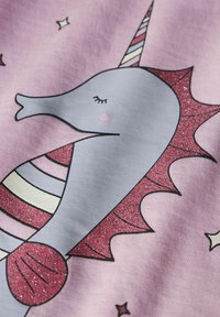 Diseño de unicornio gris sobre tela de un suave color rosa, con acentos de purpurina en rojo y dorado en su cola y cuerno, con detalles a rayas y estrellas.