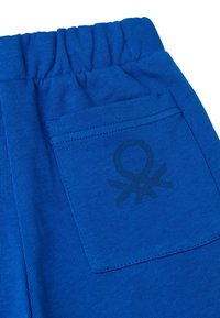 Bermuda in cotone blu con vita elasticizzata e tasca posteriore con logo stampato. Texture liscia e design casual.