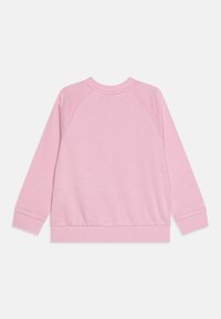 Sweatshirt rosa claro com decote redondo, mangas raglan longas, punhos e barra canelados, e uma textura suave e macia.