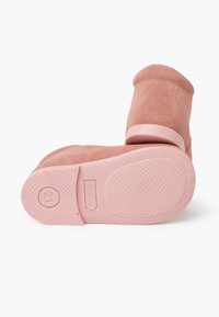Botines de ante rosa con puntera redondeada y suela de goma rosa. Presenta una textura suave y un detalle de costura mínima.