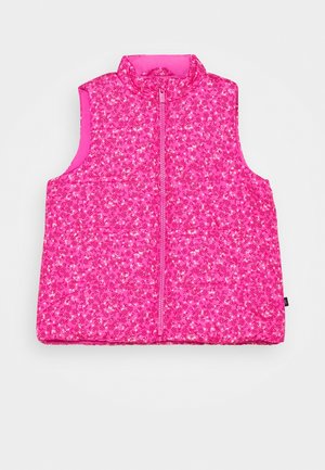 Różowa pikowana kamizelka z zamkiem z przodu, zdobiona kwiatowym wzorem i wysokim kołnierzem. Bezrękawnik z gładką podszewką.