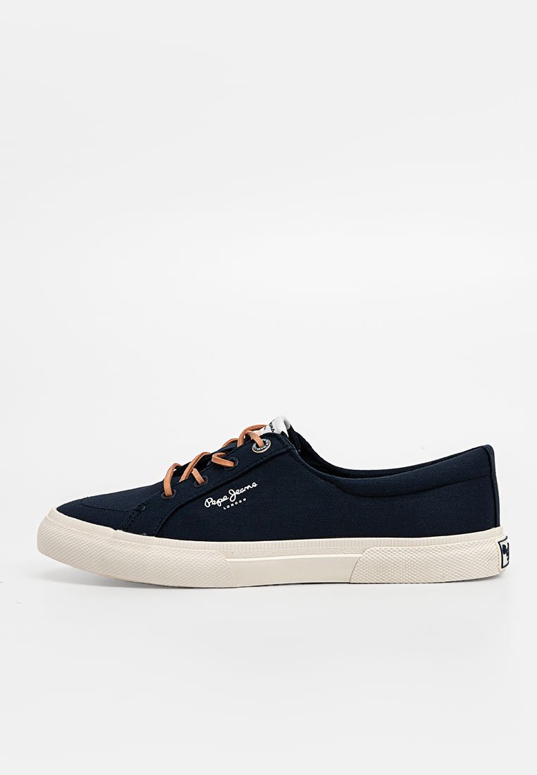 Marineblaue Canvas-Sneaker mit beiger Gummisohle, braunen Schnürsenkeln und Logo an der Seite. Niedriges Design mit abgerundeter Spitze und strukturierten Oberflächen.