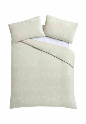 Hellbeiges Bettwäscheset mit dezentem Winterprägung, darunter Schneemänner, Häuser, Sterne und Bäume auf dem Bettbezug und zwei Kissen.