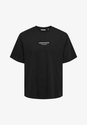 Sort kortærmet t-shirt lavet af bomuld, med et hvidt trykt tekstdesign på fronten. Løs pasform, rund halsudskæring, glat tekstur.