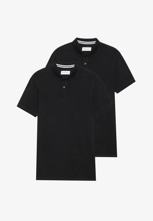 Dva crna polo majice, kratki rukavi, pamučni materijal, sa klasičnom ovratnikom, čepom sa dva gumba i bijelim prugastim detaljima unutar ovratnika.