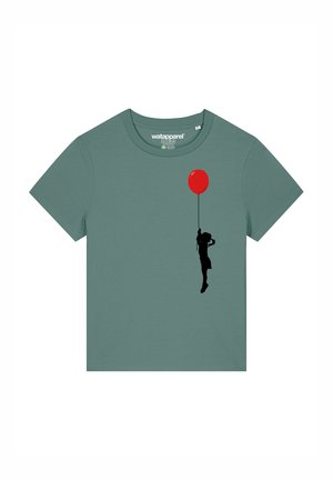 T-shirt en coton vert avec une silhouette noire d'un enfant tenant un ballon rouge sur le devant. Manches courtes et col rond.