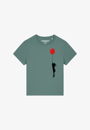 Grünes Baumwoll-T-Shirt mit einer schwarzen Silhouette eines Kindes, das einen roten Ballon hält, auf der Vorderseite. Kurzärmel und runder Halsausschnitt.