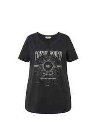 Camiseta negra de algodón con cuello redondo, que presenta una impresión gráfica blanca con un ojo y el texto "SONIDO CÓSMICO 1990-2010".