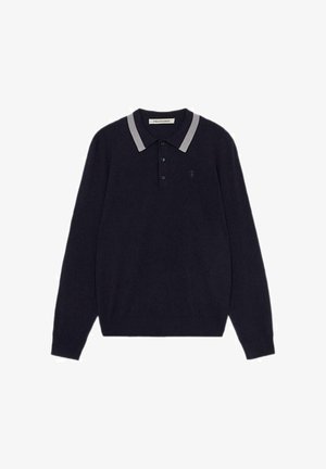 Marineblaues Poloshirt mit langen Ärmeln, ausgestattet mit einem gra gestreiften Kragen, einer Drei-Knopf-Leiste und einem kleinen Logo auf der Brust. Weiches, strukturiertes Material.