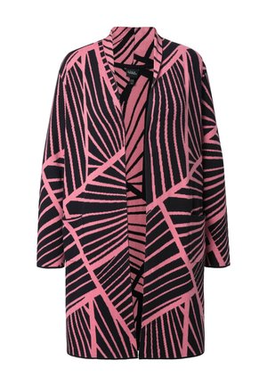 Cardigan largo con patrón geométrico en rosa y negro. Hecho de tela suave, tiene apertura frontal, mangas largas y dos bolsillos laterales.