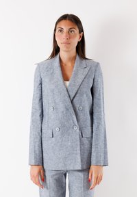 Blazer blu chiaro doppiopetto in tessuto testurizzato con rever, due tasche frontali e bottoni blu chiaro. Vestibilità sartoriale.