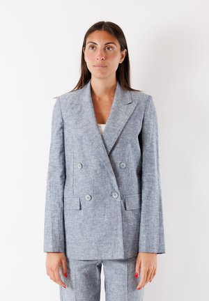 Blazer blu chiaro doppiopetto in tessuto testurizzato con rever, due tasche frontali e bottoni blu chiaro. Vestibilità sartoriale.
