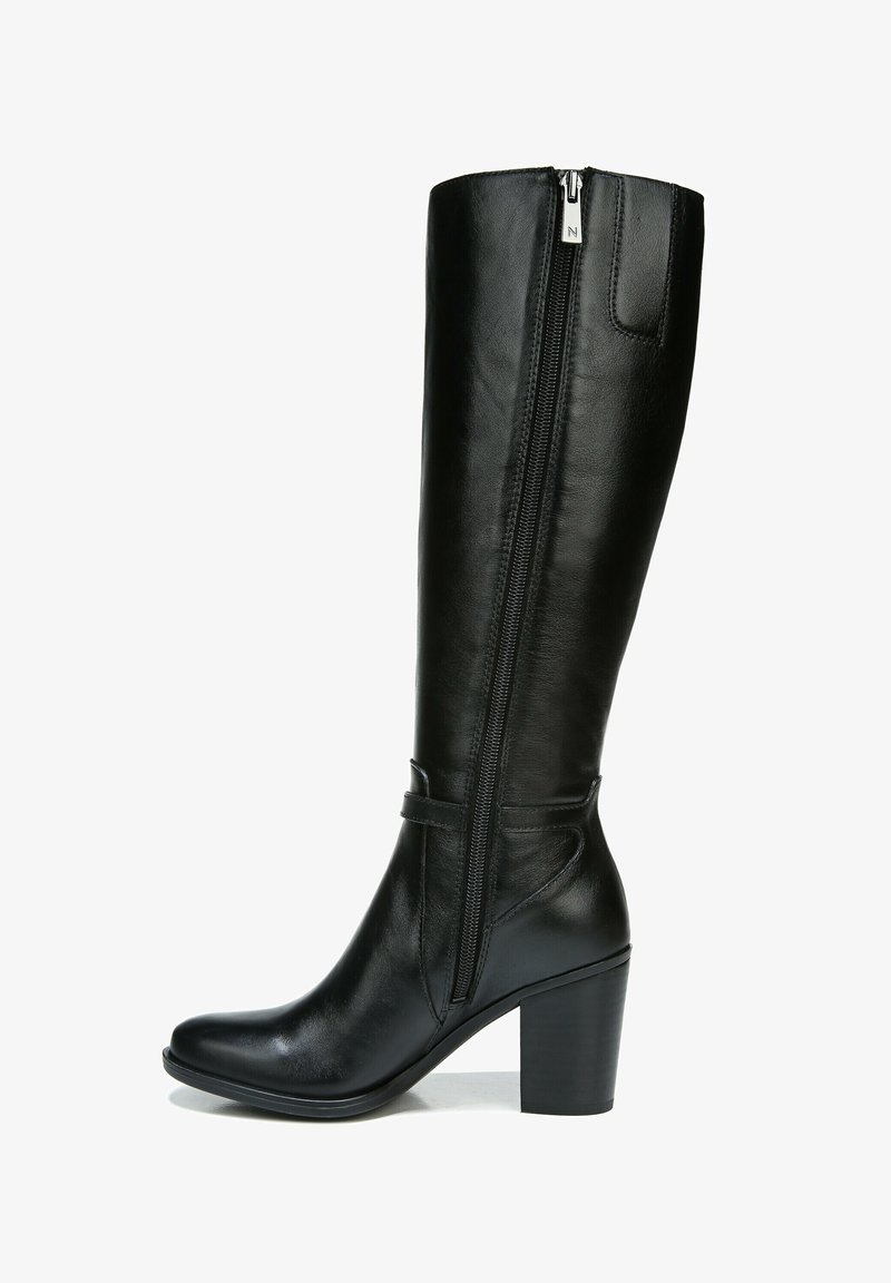 Stivale nero al ginocchio realizzato in pelle liscia, con cerniera laterale, punta quadrata e tacco spesso. Design minimalista senza motivi visibili.