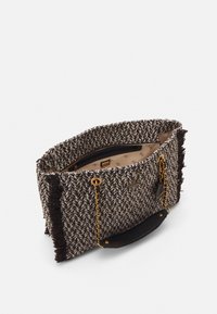 Bolso de mano de tweed tejido en marrón y crema con detalle de flecos. Cuenta con una correa de cadena dorada y acentos negros. Incluye un bolsillo interno con cremallera.