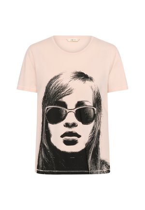 Rozā īsroku T-krekls ar melnu grafisko attēlu, kurā redzama sieviete ar saulesbrillēm. Mīksts kokvilnas materiāls ar klasisku apaļu izgriezumu.