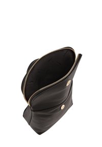 Zwarte leren tas met een ritssluiting en twee knopen aan de voorkant. Het interieur heeft een gladde voering. Compact ontwerp met een licht gestructureerde vorm.