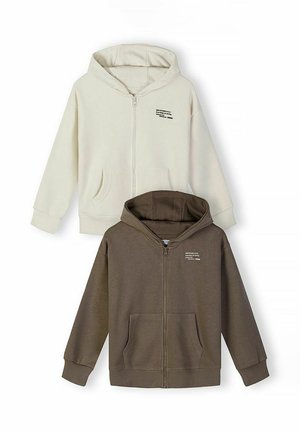 Dwie dziecięce bluzy na zamek z kapturem, jedna kremowa, druga brązowa, każda z przednimi kieszeniami i małym nadrukiem tekstu na lewym piersi.