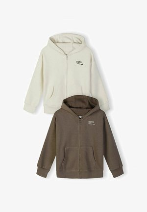 Zwei Kapuzenpullover für Kinder mit Reißverschluss, einer in Creme und einer in Braun, jeweils mit Fronttaschen und kleinem gedrucktem Text auf der linken Brust.