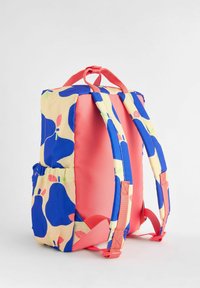 Zaino multicolore con un motivo floreale, caratterizzato da un corpo rosa chiaro e dettagli blu, spallacci regolabili e una tasca laterale.
