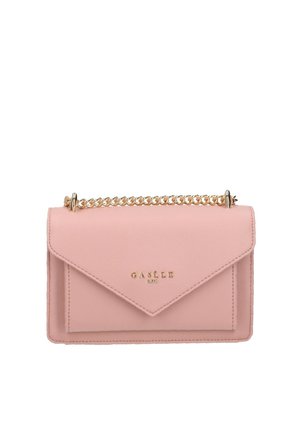 Pochette in pelle rosa con manico a catena dorata e logo "Gaëlle Paris" in oro sulla patta frontale, su sfondo bianco.