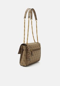 Brun mønstret skuldertaske med gyldne kæder og lynlåslomme på siden, med teksturerede slangeskindsdetaljer på kanterne.