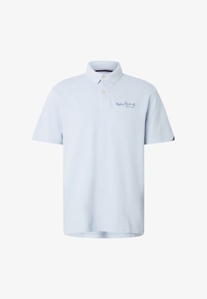 Polo bleu clair à manches courtes avec deux boutons et logo brodé « Replay Denim Co. Since 1981 » sur la poitrine gauche.