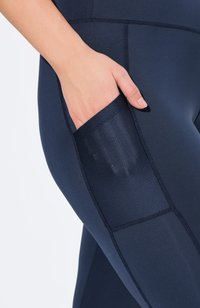 Navy leggings, joissa on sivutasku verkkoyksityiskohdilla, sileä pinta ja litteät saumat mukavuutta ja kestävyyttä varten.