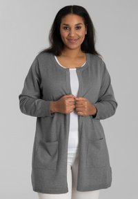 Grauer Strickcardigan mit langen Ärmeln, offenem Vorderteil und zwei vorderen Taschen. Weicher Stoff mit lockerer Passform.