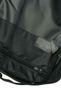 Svart nylonväska med inredning som har ett dragkedjefack, slät yta och vårdlappar fästa med detaljerad tryckning.