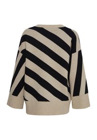 Pull en tricot beige avec de larges rayures noires diagonales. Il présente un col large et des manches trois-quarts. Texture douce, coupe ample.