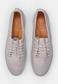 Sneaker in pelle grigio chiaro con punta rotonda, soletta perforata e suola in gomma bianca. Presenta un design di laccio sottile e logo sulla soletta.