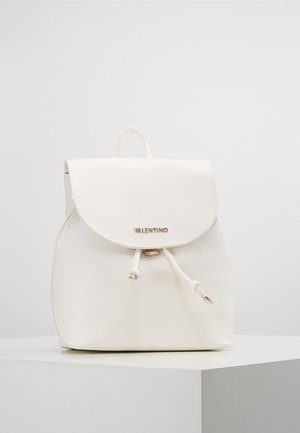 Zaino in ecopelle bianca con forma arrotondata, chiusura a pattina, dettagli in oro e cordoncino decorativo. Presenta un logo in rilievo discreto.
