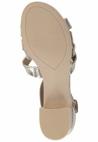 Metalické stříbrné sandály na vysokém podpatku s hladkým svrškem, několika popruhy a vzorovanou gumovou podrážkou. Velikost označena jako 4½.