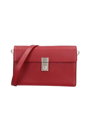 Borsa a mano in pelle rossa con design piatto, caratterizzata da una chiusura rettangolare in argento e una tracolla removibile. Texture liscia, stile minimalista.