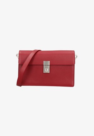 Borsa a mano in pelle rossa con design piatto, caratterizzata da una chiusura rettangolare in argento e una tracolla removibile. Texture liscia, stile minimalista.