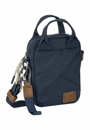 Kompaktowa granatowa torba na ramię z podwójnymi uchwytami, skośnym przeszyciem z przodu, skórzaną naszywką z logo marki oraz odpinanym paskiem z metalowymi klipsami i brelokiem.