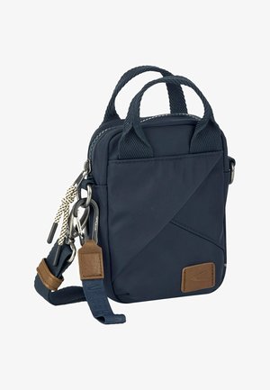 Kompakt navyblå crossbody taske med dobbelthåndtag, diagonal forside syning, læder mærkepatch og aftagelig rem med metalclips og nøglering.