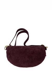 Tmavě vínová semišová taška v půlměsíčkovém tvaru, se zlatými kovovými doplňky a jedním ramenním popruhem. Hladká textura, minimalistický design.