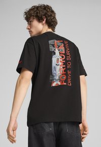 Puma - F1 DTS GRAPHIC - Print T-shirt - puma black Thumbnail Image 1
