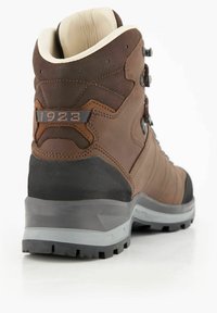 Brauner Wanderschuh mit einem wasserdichten Lederoberteil, Gummizehenkappe, grauem Zwischensohle, metallenen Schnürhaken und einer strukturierten, profilierte Außensohle.